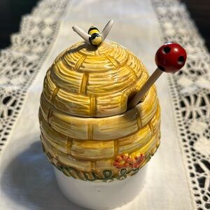 Muffy Vanderbear honey well